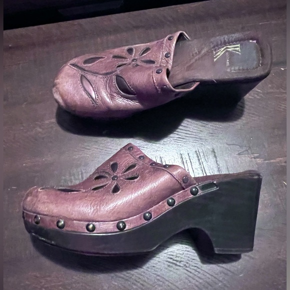 Clogs - Picture 1 of 2